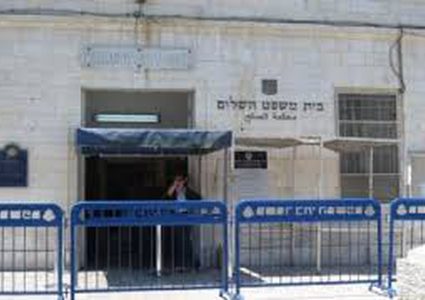 الاحتلال يمدد اعتقال 12 مقدسيا من حي جبل الزيتون