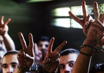 الاحتلال يفرج عن 10 مقدسيين بشروط  ويمدد اعتقال آخرين