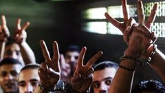 الاحتلال يفرج عن 10 مقدسيين بشروط  ويمدد اعتقال آخرين