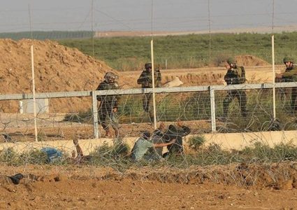 شبان يجتازون السياج شرق غزة ويخربون معدات لقوات الاحتلال