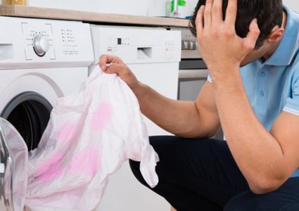 حيل بسيطة للتخلص من البقع على الملابس