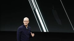 بعد رحيل "كبير المصممين".. رئيس أبل يعد بمنتجات "مذهلة"