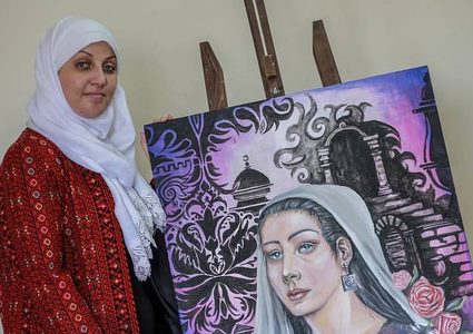 التشكيلية آية عبد الرحمن قهرت المرض بلوحات فنية مفعمة بالحياة