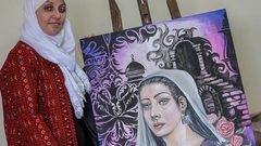 التشكيلية آية عبد الرحمن قهرت المرض بلوحات فنية مفعمة بالحياة