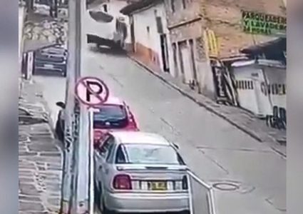 اسبانيا.. سائق حافلة ينجو من حادث مروع