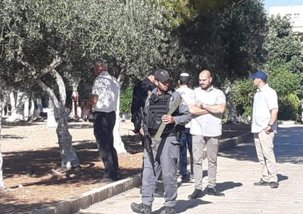 عشرات المستوطنين يقتحمون الأقصى