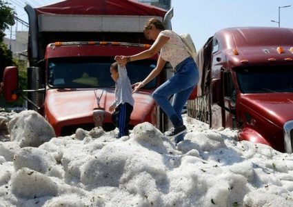 عاصفة ثلج قوية تدفن السيارات في مدينة مكسيكية