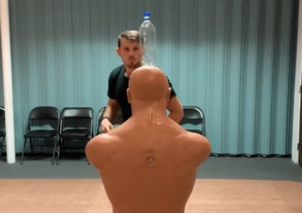 تحدي "غطاء الزجاجة  Bottle Cap " يجتاح مواقع التواصل الإجتماعي