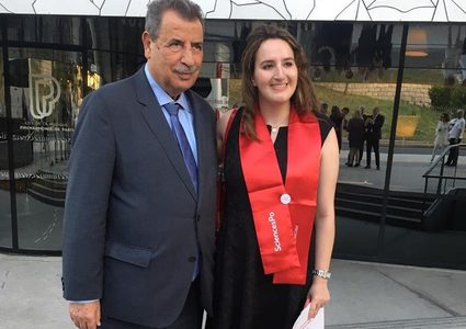 الطالبة زهوة إبنة الرئيس الراحل القائد ياسر عرفات، عقب احتفالها بنيل درجة الماجستير في العلوم السياسية من جامعة باريس للعلوم السياسية.