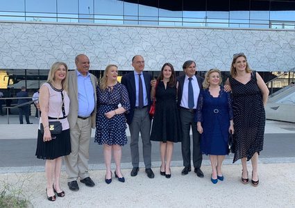 الطالبة زهوة إبنة الرئيس الراحل القائد ياسر عرفات، عقب احتفالها بنيل درجة الماجستير في العلوم السياسية من جامعة باريس للعلوم السياسية.