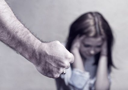 مصريّ أربعيني يعتدي على قاصر لمدة 30 يوم