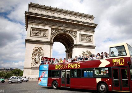 باريس تعتزم حظر الحافلات السياحية