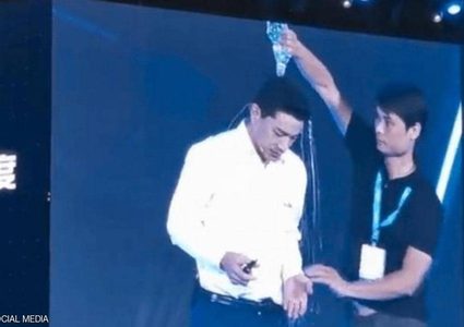 شاب يباغت رئيس "بايدو" بكأس من الماء البارد