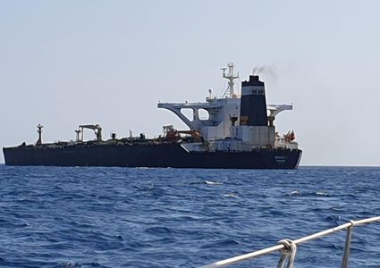 احتجاز ناقلة نفط ضخمة متجهة من إيران إلى سوريا