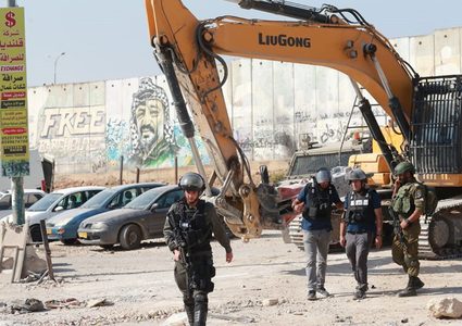 مصادرة مركبة ومواد بناء لمواطن في الخليل