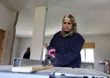 منتسبات المركز النسوي في قرية الولجة شمال غرب مدينة بيت لحم، يعملن على إعادة تدوير الأخشاب وتحويلها إلى تحف فنية أو مستلزمات للحدائق والبيوت