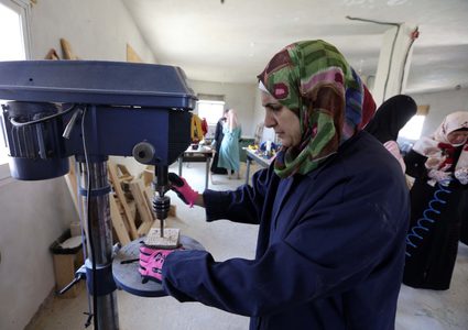 منتسبات المركز النسوي في قرية الولجة شمال غرب مدينة بيت لحم، يعملن على إعادة تدوير الأخشاب وتحويلها إلى تحف فنية أو مستلزمات للحدائق والبيوت