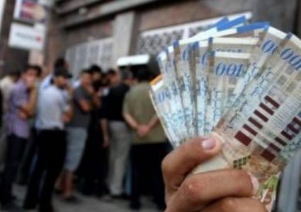 صرف رواتب موظفي السلطة عبر الصراف الآلي في الضفة وغزة