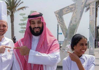 فتاة تقدم طبقاً لولي العهد السعودي ويلمع نجمها
