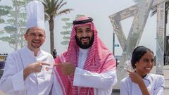 فتاة تقدم طبقاً لولي العهد السعودي ويلمع نجمها