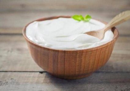 الرجال الذين يتناولون الزبادي "أقل عرضة لسرطان القولون"