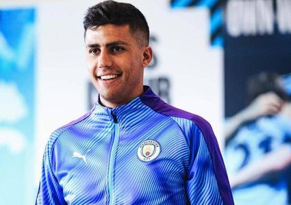 مانشستر سيتي يعزز وسطه بصفقة انتقال قياسية