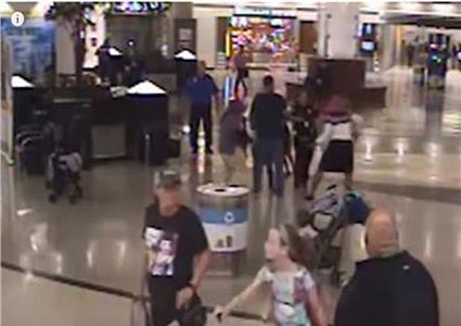 اختطاف طفل علناً من والديه في مطار أمريكي