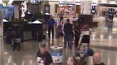 اختطاف طفل علناً من والديه في مطار أمريكي