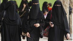 الحكومة التونسية تحظر النقاب في الأماكن العامة