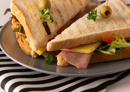 ساندويش التيركي بالجبن المحمص