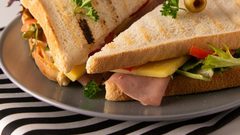 ساندويش التيركي بالجبن المحمص