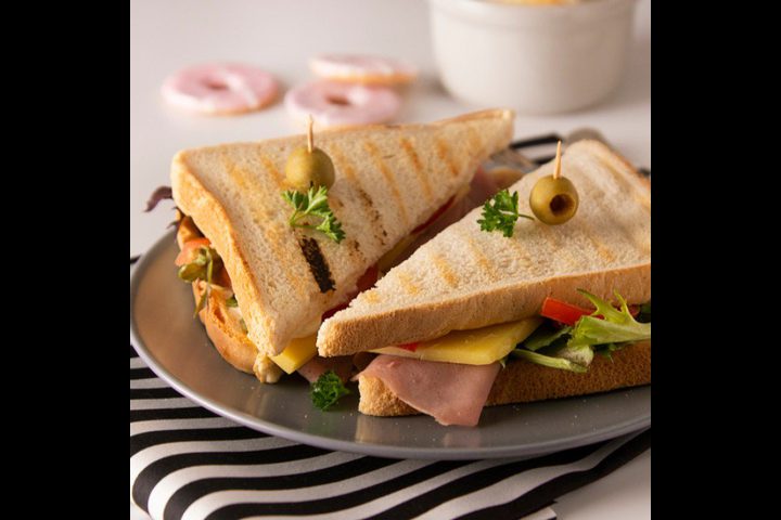 ساندويش التيركي بالجبن المحمص