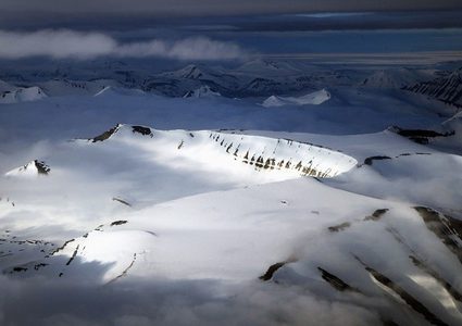 علماء "يجمدون" أنفسهم في القطب الشمالي في دراسة استكشافية