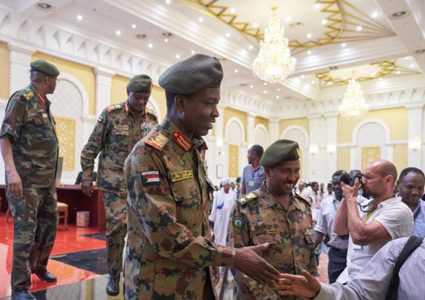 اتفاق بين المجلس العسكري الحاكم والمحتجين على هيئة حكم جديدة