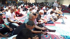 مئات المقدسيين يؤدون صلاة الجمعة في "واد الحمص"