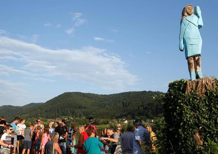 "سنفورة" أم "فزاعة".. تمثال ميلانا ترامب يثير عاصفة من السخرية !