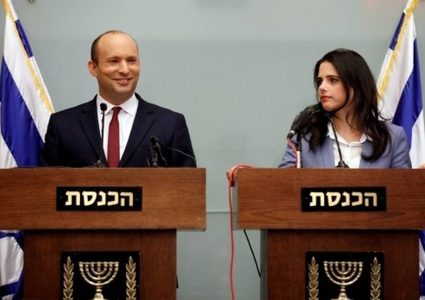 بينت يتنازل لشاكيد لإنقاذ حزبه