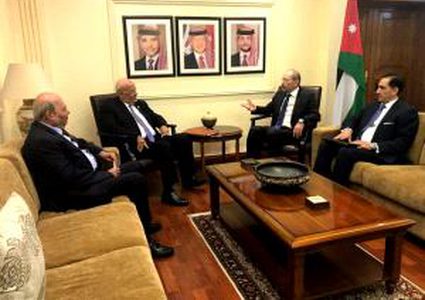 عريقات يبحث المستجدات مع الصفدي