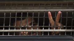 ستة أسرى يواصلون الإضراب