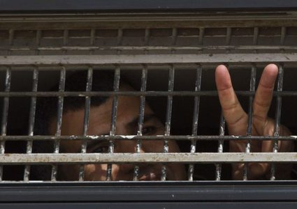 ستة أسرى يواصلون الإضراب