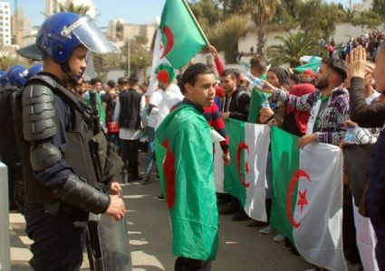 المعارضة الجزائرية: لا حوارَ قبل الإفراج عن المتظاهرين