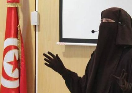 رسميًا .. تونس تحظر ارتداء " النقاب " في دوائرها الرسمية