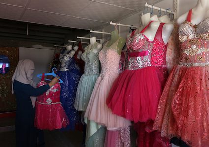 تعمل الفلسطينية صابرين الجابري"34عاماً" مع أطفالها في متجرها لتأجير وبيع فساتين الزفاف ، في خان يونس في جنوب قطاع غزة.
تخرجت الجابري من قسم السكرتارية الطبية ، وفتحت متجر لاستئجار فساتين السهرة والزفاف بسبب الوضع الاقتصادي الصعب الذي تعيشه وعائلتها كما المئات من العائلات الفلسطينية في غزة.