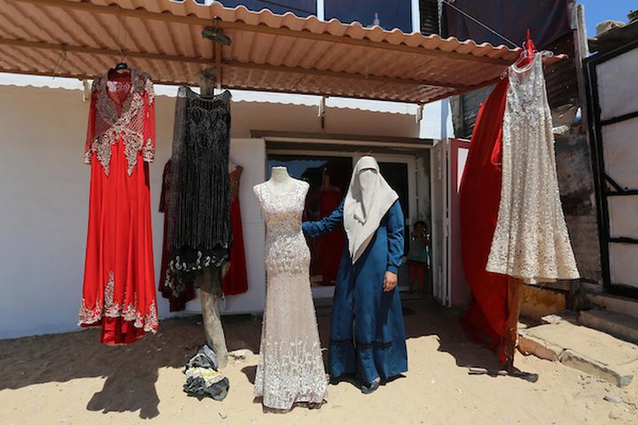 صابرين الجابري تبيع الفرحة لتساعد عائلتها على العيش بكرامة