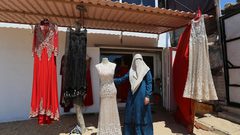 صابرين الجابري تبيع الفرحة لتساعد عائلتها على العيش بكرامة