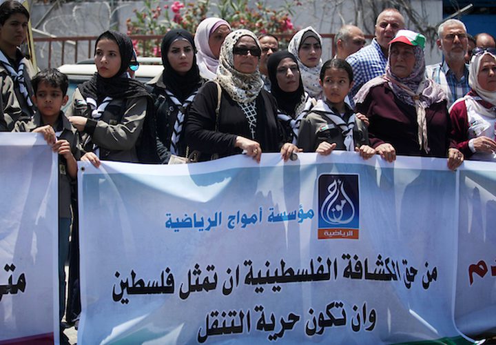يشارك الفلسطينيون في احتجاج بعد القرار الإسرائيلي بمنع جمعية الكشافة الفلسطينية من السفر للمشاركة في أنشطة المعسكر العربي للمرشدات في الأردن ، أمام المقر الرئيسي للأمم المتحدة "UNSCO" في مدينة غزة في 7 يوليو .