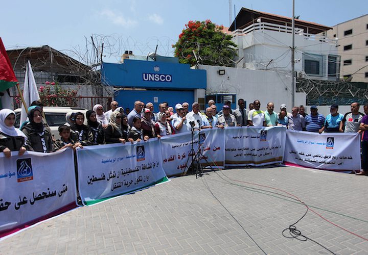 يشارك الفلسطينيون في احتجاج بعد القرار الإسرائيلي بمنع جمعية الكشافة الفلسطينية من السفر للمشاركة في أنشطة المعسكر العربي للمرشدات في الأردن ، أمام المقر الرئيسي للأمم المتحدة "UNSCO" في مدينة غزة في 7 يوليو .