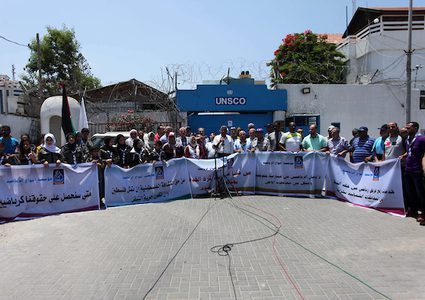 محتجون على قرار اسرائيل بمنع الكشافة الفلسطينية من السفر