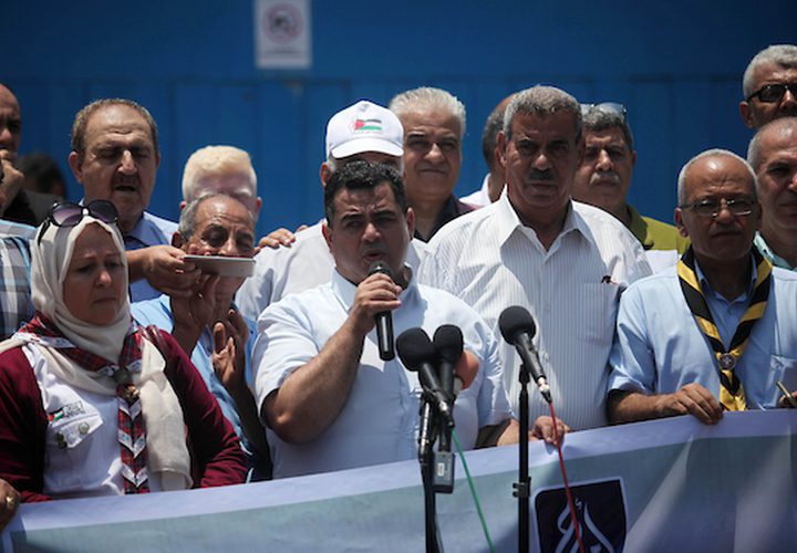 يشارك الفلسطينيون في احتجاج بعد القرار الإسرائيلي بمنع جمعية الكشافة الفلسطينية من السفر للمشاركة في أنشطة المعسكر العربي للمرشدات في الأردن ، أمام المقر الرئيسي للأمم المتحدة "UNSCO" في مدينة غزة في 7 يوليو .