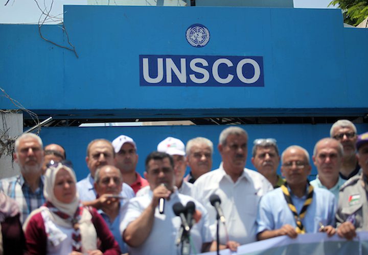 يشارك الفلسطينيون في احتجاج بعد القرار الإسرائيلي بمنع جمعية الكشافة الفلسطينية من السفر للمشاركة في أنشطة المعسكر العربي للمرشدات في الأردن ، أمام المقر الرئيسي للأمم المتحدة "UNSCO" في مدينة غزة في 7 يوليو .